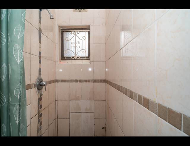 6 BEDROOM HOUSE FOR SALE IN CLARE ESTATE